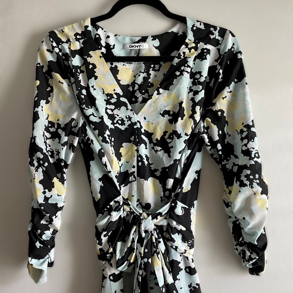 DKNYC Dresses & Skirts - DKNYC Faux Wrap Dress Multi Print and Pockets!